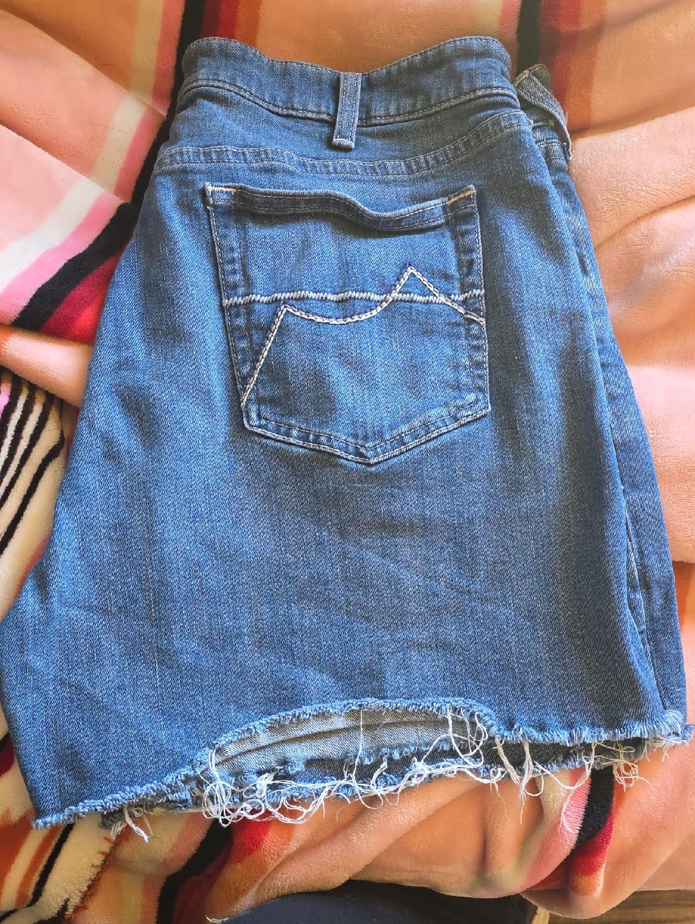 Ariat Blue Denim Shorts with Frayed Hem Size 32 5 Inch Inseam.